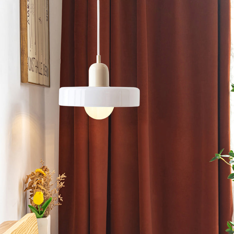 Lampa wisząca Bauhaus wykonana z kolorowego szkła