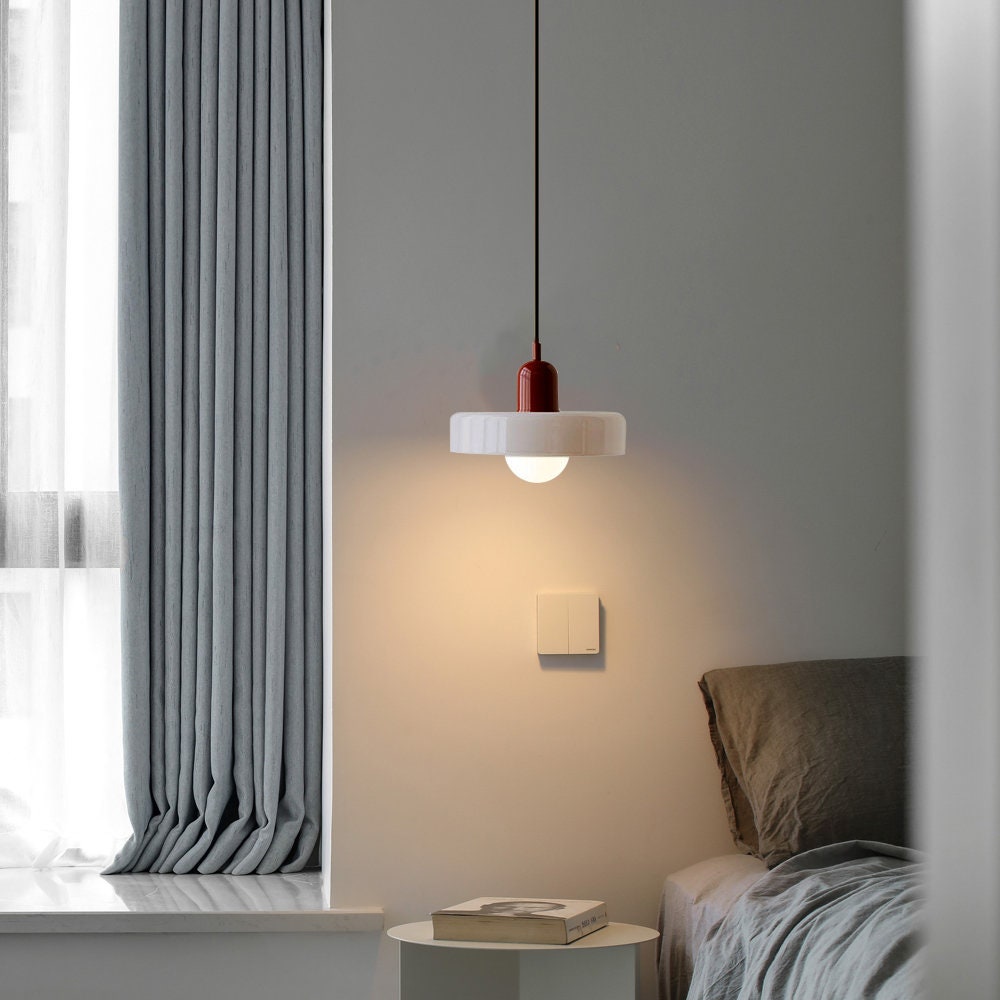 Lampa wisząca Bauhaus wykonana z kolorowego szkła