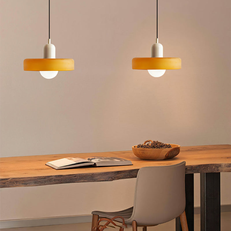 Lampa wisząca Bauhaus wykonana z kolorowego szkła