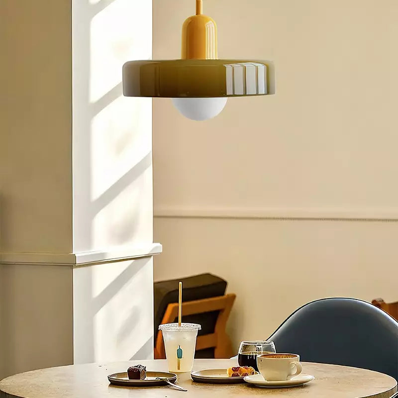 Lampa wisząca Bauhaus wykonana z kolorowego szkła
