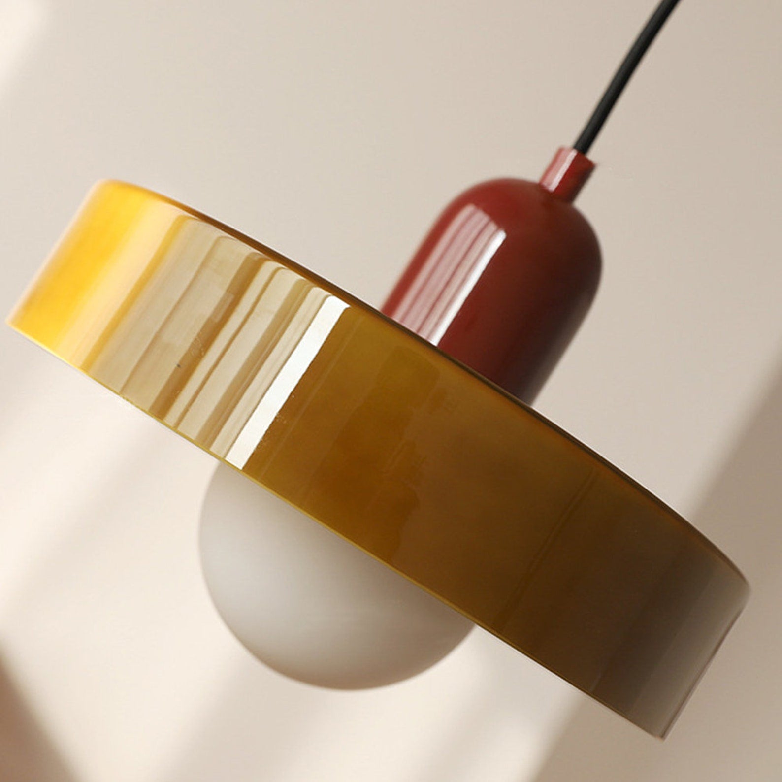 Lampa wisząca Bauhaus wykonana z kolorowego szkła